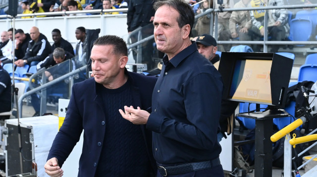 רוני לוי מאמן מכבי נתניה עם ברק בכר מאמן מכבי חיפה (צילום: ברני ארדוב)