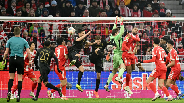 יונאס אורביג שוער באיירן מינכן תופס אוויר, ארתור שאבס שחקן אוגסבורג כובש (צילום: רויטרס)