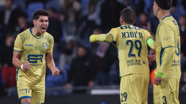 אנטוניו ספר שחקן מכבי בני ריינה חוגג שער (צילום: מאור אלקסלסי)
