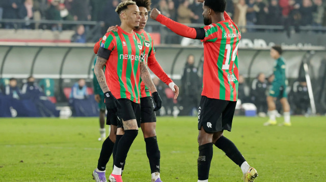 אלי דסה שחקן ניימיכן חוגג עם צ'ארון שרי (צילום: GettyImages, Soccrates Images)