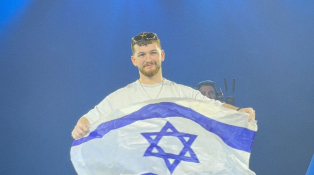 בר קופרשטיין בהופעת התקווה 6 בהאנגר 11 (צילום: @RUBINA)