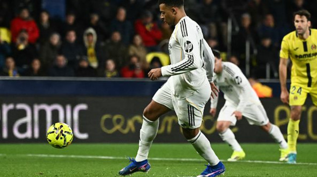 מחווה לברהים דיאס. קיליאן אמבפה מבקיע בפאננקה (צילום: Getty images)