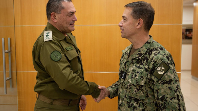 מפקד פיקוד מרכז של צבא ארה"ב אדמירל בראד קופר עם הרמטכ"ל אייל זמיר (צילום: דובר צה"ל)