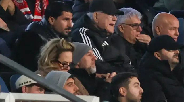 יעקב שחר ביציע לצד ליאור רפאלוב (צילום: קובי אליהו)