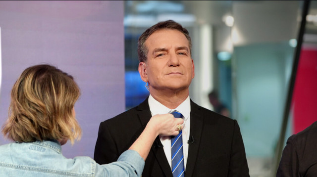 דני קושמרו מגיש את אולפן שישי בערוץ 12 (צילום: צילום מסך ערוץ 12)