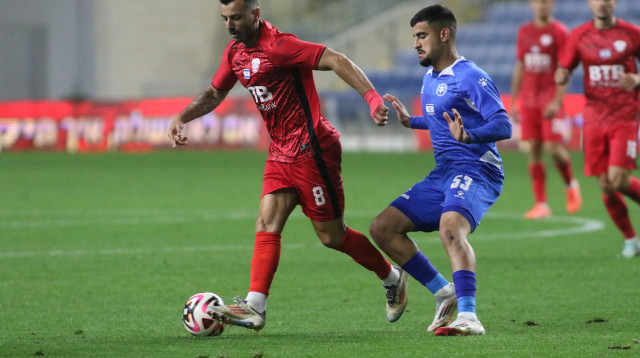 שלומי אזולאי שחקן הפועל חדרה לצד לירן חזן שחקן מכבי פתח תקוה (צילום: שלומי גבאי)