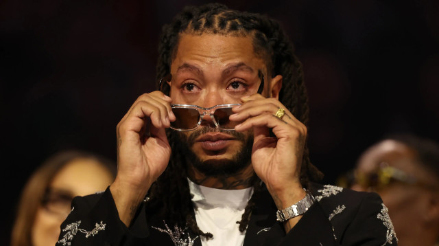 דרק רוז בטקס הפרישה שלו של שיקגו בולס (צילום: GettyImages)