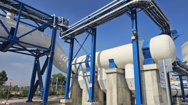 צינור הזרמת מים מותפלים במתקן התפלה באר מרים (שורק ב) (צילום: איתי דודי, רשות המים)