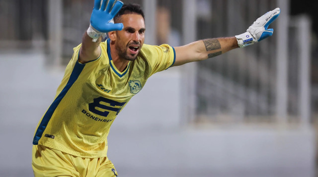 שוער בני ריינה גד עמוס (צילום: מאור אלקסלסי)