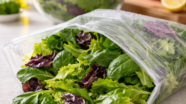 סלט טרי על השיש (צילום: AI)