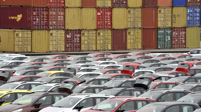 רכבי רנו שיוצרו בטורקיה ממתינים לייצוא (צילום: רויטרס)