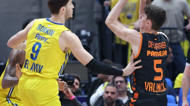 שחקן מכבי תל אביב רומן סורקין שומר על שחקן ולנסיה סרחיו דה לראה (צילום: דני מרון)