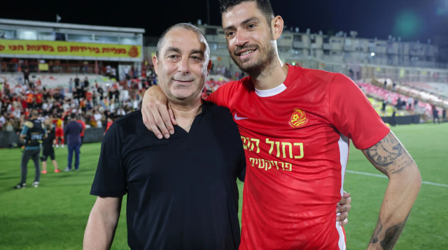 ניר ביטון שחקן מ.ס. אשדוד עם ג'קי בן זקן (צילום: לירון מולדובן)