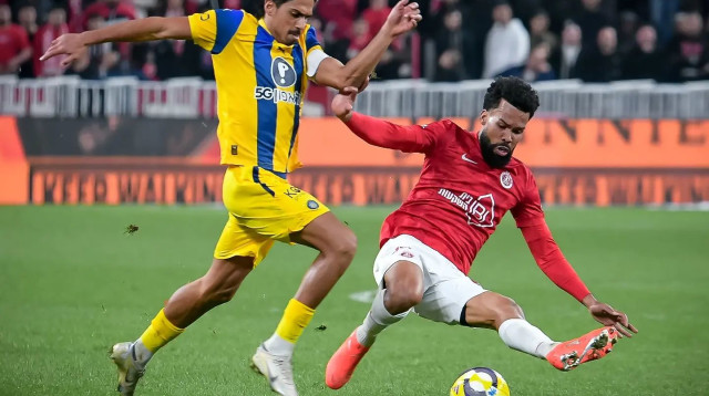 פלקאו שחקן הפועל תל אביב מול דור פרץ שחקן מכבי תל אביב (צילום: אריאל שלום)