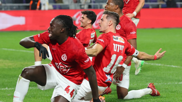 שחקני הפועל תל אביב חוגגים (צילום: אודי ציטיאט)