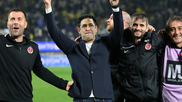 אליניב ברדה מאמן הפועל תל אביב חוגג עם הצוות שלו (צילום: אודי ציטיאט)