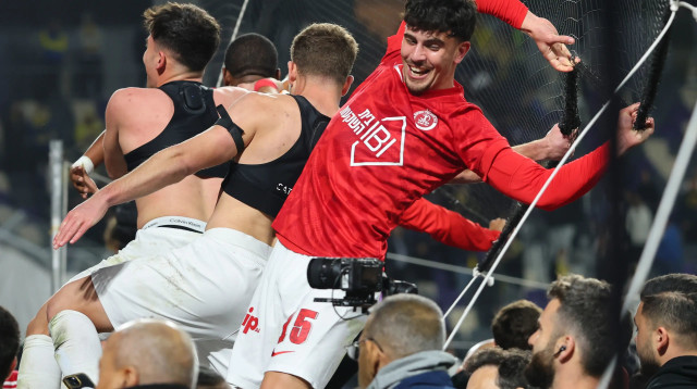 רועי אלקוקין שחקן הפועל תל אביב חוגג (צילום: אודי ציטיאט)