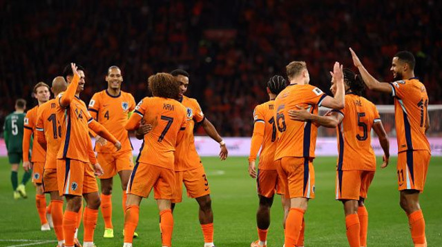 שחקני נבחרת הולנד חוגגים (צילום: GettyImages)