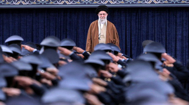 עלי חמינאי וצבא איראן (צילום: רויטרס)