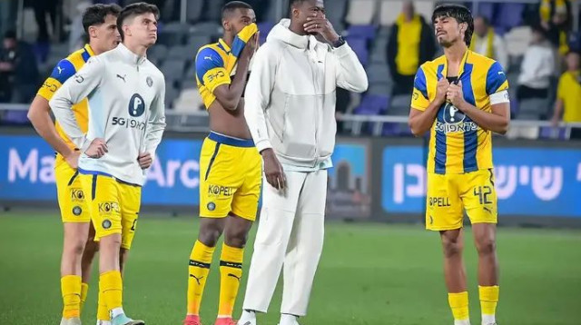 הלם מוחלט. שחקני מכבי תל אביב (צילום: אריאל שלום)