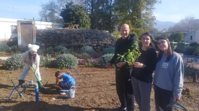 נטיעות בט"ו בשבט תשפ"ה בשטח מלון מטיילים ארץ דפנה (צילום: יח"צ)