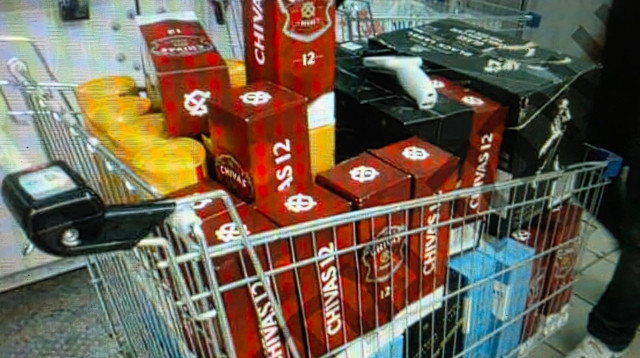 שודד השיבאס, גניבה מהסופר (צילום: דוברות המשטרה)