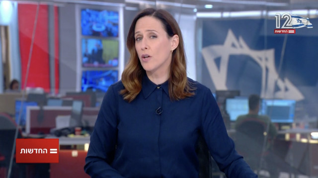 יונית לוי מגישה את המהדורה המרכזית של ערוץ 12 (צילום: צילום מסך ערוץ 12)