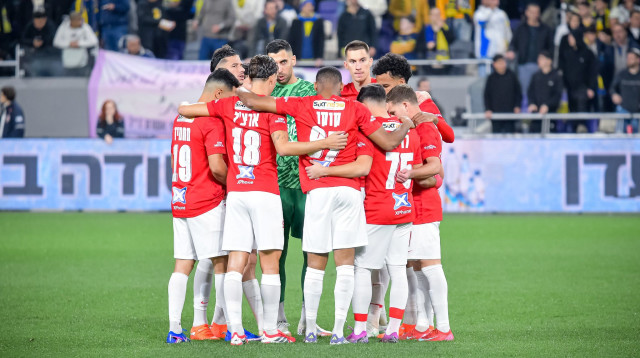 שחקני הפועל תל אביב (צילום: אריאל שלום)