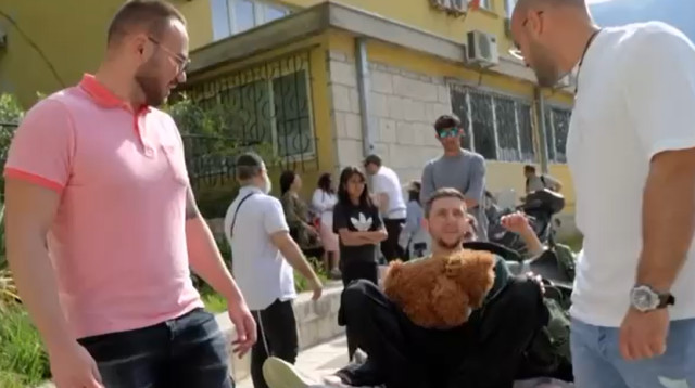 מתמודדי "המירוץ למיליון" בסיטואציה אנטישמית (צילום: צילום מסך קשת 12)