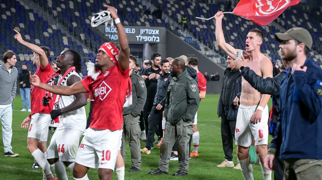 שחקני הפועל תל אביב חוגגים עם הקהל ניצחון מתוק בדרבי (צילום: )