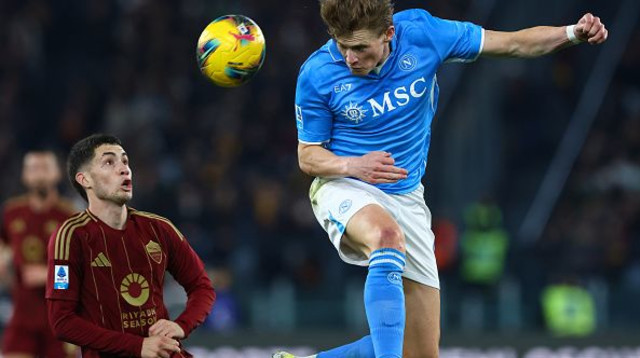 סקוט מקטומיניי ומתיאס סולה בקרב אווירי במשחק בין נאפולי ורומא מהעונה שעברה (צילום: Image Photo Agency)