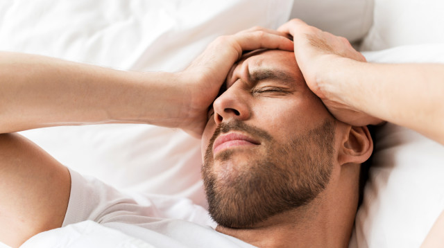 כאב ראש לפני השינה (צילום: אינג'אימג')