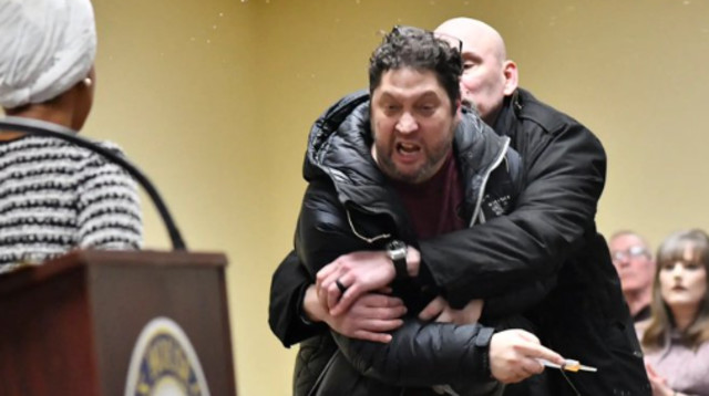 ההסתערות על חברת הקונגרס הדמוקרטי אילהאן עומר (צילום: צילום מסך רשת X)