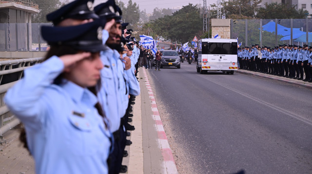 שוטרים מצדיעים לארונו של רס"ר רן גואילי ז"ל (צילום: אבשלום ששוני)
