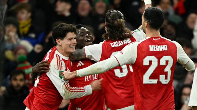שחקני ארסנל חוגגים (צילום: רויטרס)