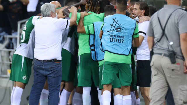 שחקני מכבי חיפה עוטפים את עופרי ארד אחרי השער (צילום: דני מרון)