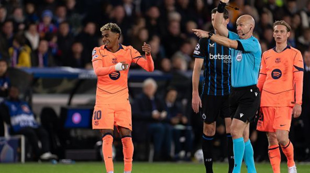 לאמין ימאל מקבל כרטיס צהוב (צילום: GettyImages)