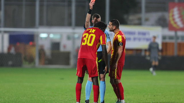 אביב קליין מרחיק את עמנואל אג'יי, שחקן מ.ס. אשדוד (צילום: לירון מולדובן)