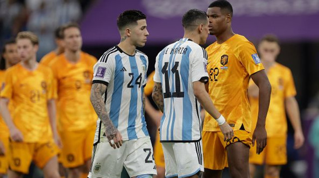 אנסו פרננדס ואנחל די מריה במדי ארגנטינה (צילום: Getty images)