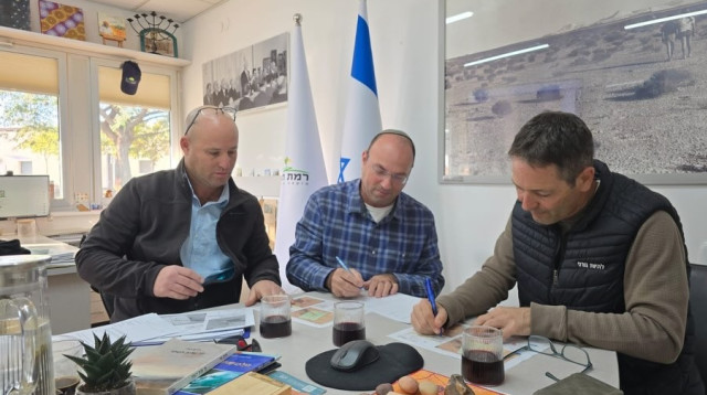 החתימה על ההסכם ברמת נגב (צילום: דוברות רמת הנגב)