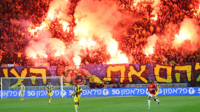 אוהדי מכבי תל אביב בדרבי (צילום: אודי ציטיאט)