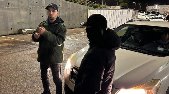 מרדכי דוד חוסם את רכבו של אהרן ברק (צילום: אבשלום ששוני)