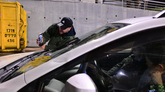 מרדכי דוד חוסם את אהרון ברק (צילום: אבשלום ששוני)