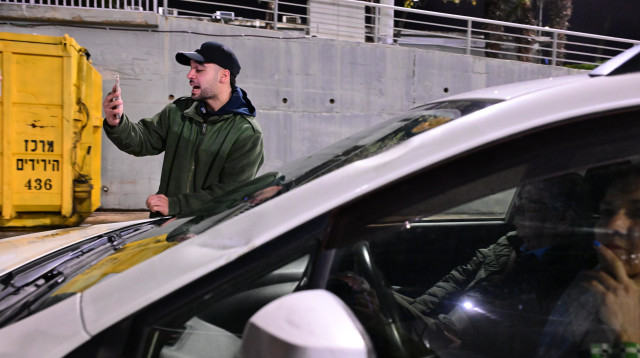 מרדכי דוד חוסם את רכבו של אהרן ברק (צילום: אבשלום ששוני)