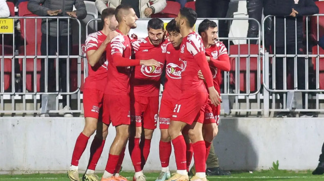 שחקני בני סכנין חוגגים (צילום: קובי אליהו)