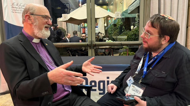 הבישוף תומאס פול שירמאכר בשיחה עם ג'וש ארונסון (צילום: פרטי)