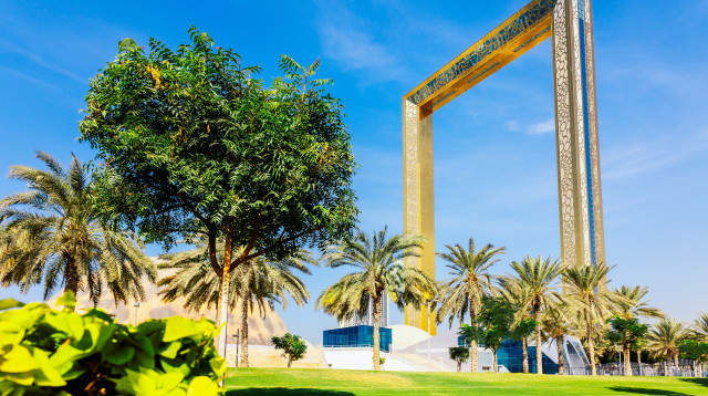 מסגרת התמונה המוזהבת בדובאי (צילום: שאטרסטוק)