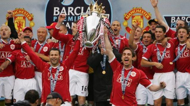 גארי נוויל וריאן גיגס מניפים את גביע הפרמיירליג (צילום: Alex Livesey)