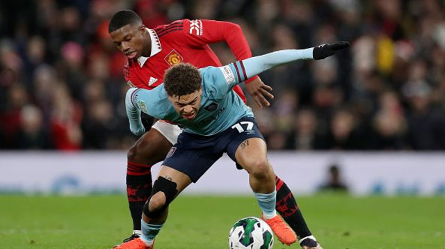 מנואל בנסון מול טיירל מלאסיה של מנצ'סטר יונייטד (צילום: Lewis Storey)