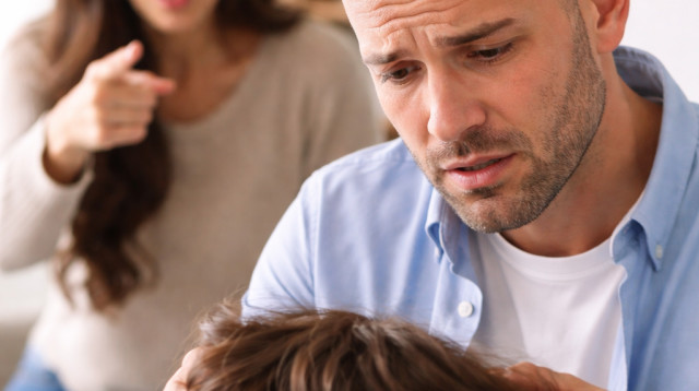 גבר מגלה את הקרחת שלו (צילום: AI)